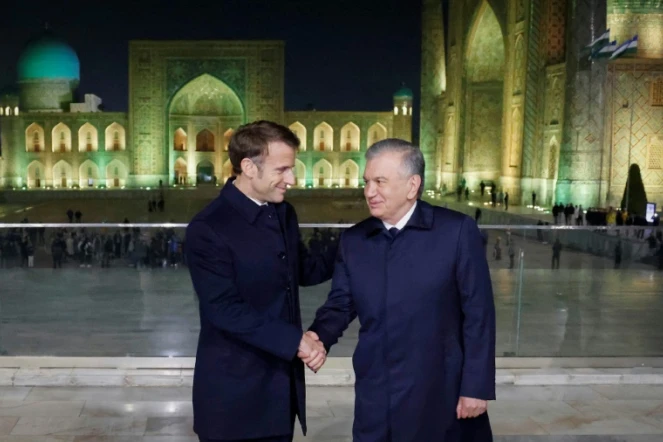 Le président français Emmanuel Macron, en visite officielle, serre la main de son homologue ouzbek Chavkat Mirzioïev sur la place du Régistan à Samarcande le 1er novembre 2023 