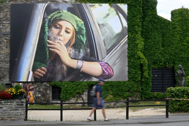 Une photo de la photographe afghane Fatimah Hossaini est exposée le 3 juin 2022 à La Gacilly (Morbihan) dans le cadre de la 19e édition du festival photo en plein air de la commune 