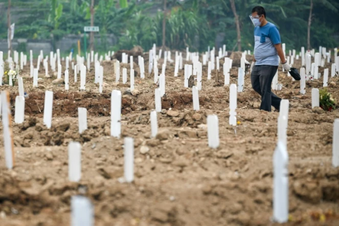 Un cimetière pour les victimes du Covid-19 à Jakarta le 22 juillet 2021