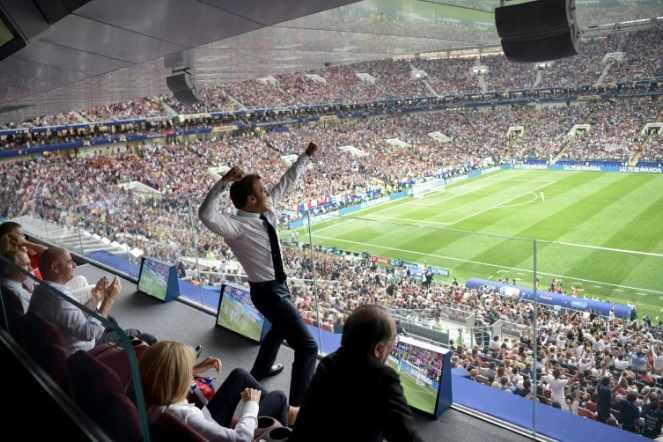 Le président français Emmanuel Macron exulte après un but lors de la finale du Mondial contre la Croatie, le 15 juillet 2018 à Moscou