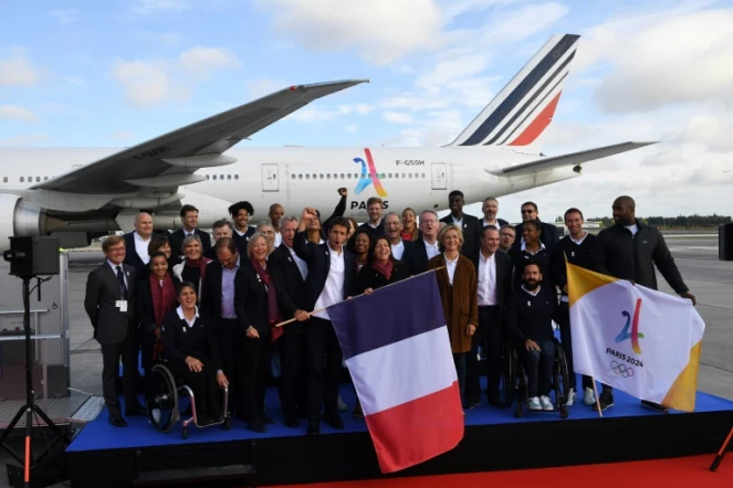 la délégation de Paris-2024 à son retour de Lima à l'aéroport de Roissy, le 15 septembre 2017