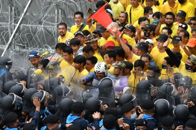 Des militants royalistes font face à la police à Bangkok le 17 novembre 2020 lors d'un rassemblement pro-démocratie