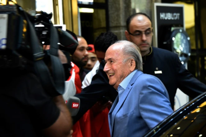 Sepp Blatter, président déchu de la Fifa, accueillit par les médias à son arrivée à l'hôtel St Régis à Moscou, le 19 juin 2018