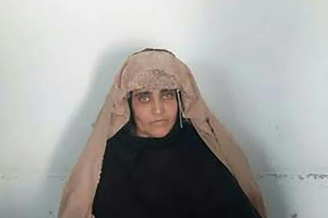 Photo remise le 26 octobre 2016 par les autorités pakistanaise de la jeune fille afghane aux yeux verts Sharbat Gula, qui apparaissait sur la couverture de 1985 du National Geographic