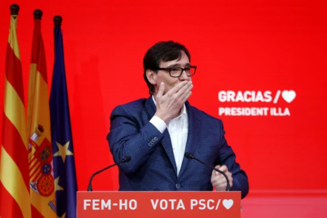 Photo fournie par le parti socialiste de Catalogne de  Salvador Illa qui salue la foule à l'issue des élections, le 14 février 2021 à Barcelone