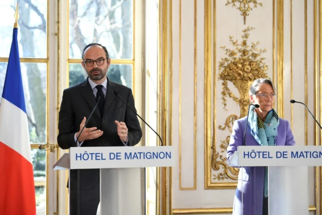 Le Premier ministre Edouard Philippe au côté d'Elisabeth Borne, la ministre des Transports, lors d'une conférence de presse à Paris, le 26 février 2018