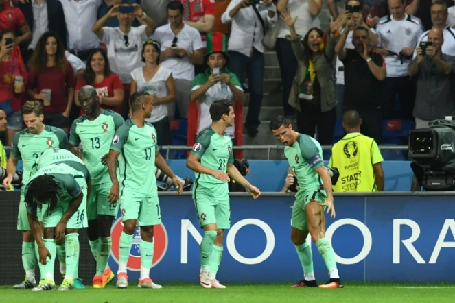 La joie des Portugais après l'ouverture du score face aux Gallois signée Cristiano Ronaldo, en demie de l'Euro le 6 juillet 2016 à Lyon 