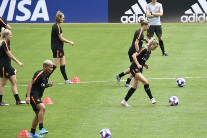 Les Néerlandaises préparent la finale de la Coupe du monde contre les Etats-Unis, lors d'une séance de travail à Oullins, près de Lyon, le 6 juillet 2019