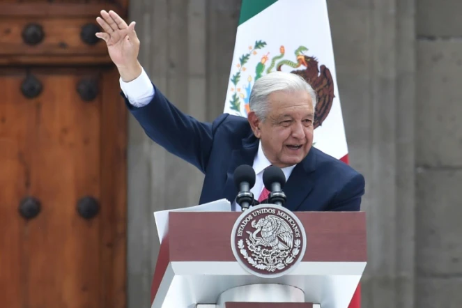 Le président mexicain sortant Andres Manuel Lopez Obrador salue la foule sur la place du Zocalo à Mexico, le 1er septembre 2024