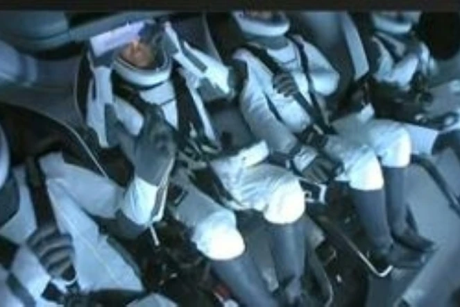 Les quatre passagers de la mission Inspiration4 de SpaceX dans la capsule Dragon au moment de leur retour sur Terre, le 18 septembre 2021