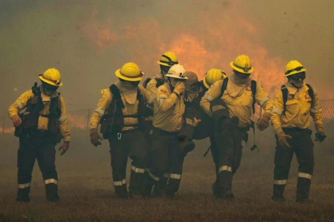 Des ompiers luttant contre un incendie près de la ville du Cap, en Afrique du Sud, le 18 avril 2021