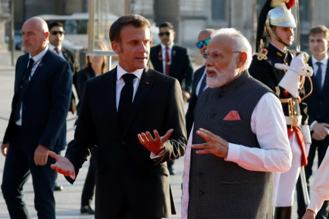 Le président Emmanuel Macron (g) acccueille le Premier ministre indien Narendra Modi au musée du Louvre pour un dîner, le 14 juillet 2023 à Paris