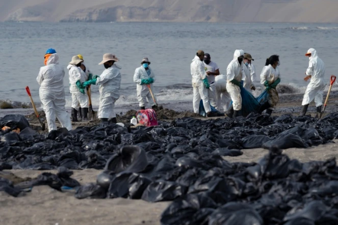 Nettoyage de la plage d'Ancon touchée par une marée noire après l'éruption d'un volcan aux îles Tonga, le 20 janvier 2022 au Pérou