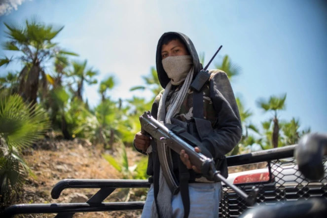 Un membre de la police communautaire de l'état du Guerrero monte la garde dans les collines de Carrizalillo au Mexique, le 24 mars 2018