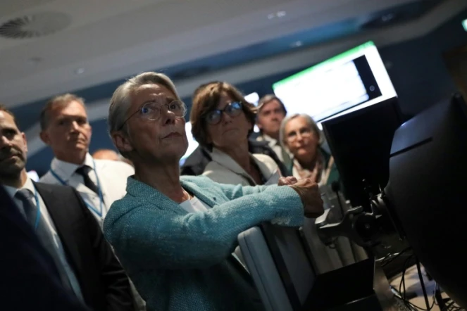 La Première ministre Elisabeth Borne rencontrent des personnels du SAMU, le 31 août 2023 à Rouen, en Seine-Maritime