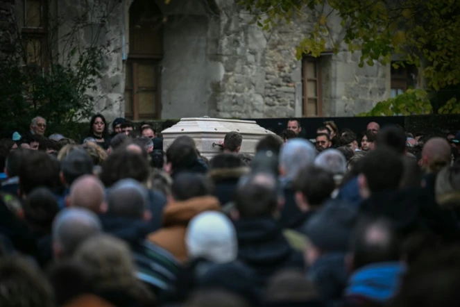 Le cercueil de Thomas, un adolescent de 16 ans tué en marge d'un bal de village dans la Drôme, est porté à l'entrée de la collégiale de Saint-Donat-sur-l'Herbasse, le 24 novembre 2023