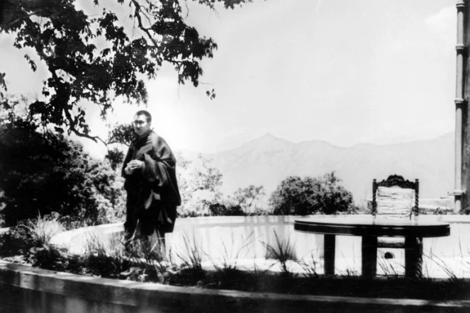 Le Dalaï lama dans le parc de sa résidence de Birla House, le 22 mai 1959 à Mussorie, en Inde