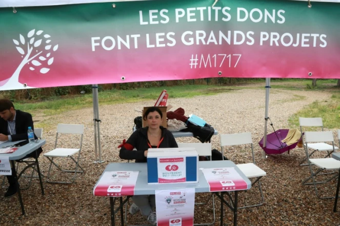 Photo prise le 1er juillet 2017 à Reuilly d'une militante avant un meeting de l'ancien candidat socialiste à la présidentielle Benoît Hamon qui lance à Paris le "mouvement du 1er juillet"  