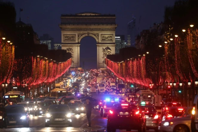 Des voitures circulant sur les Champs-Elysées, le 7 décembre 2018 à Paris