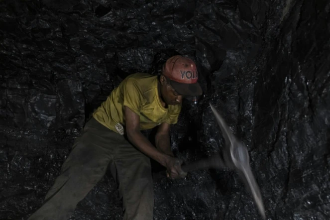 Un homme extrait à la main du charbon d'une mine abandonnée à Ermelo, en Afrique du Sud, le 20 avril 2021