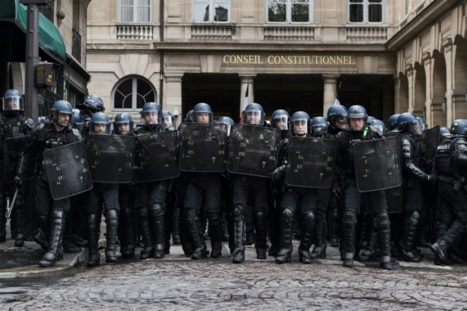 Des forces de l'ordre devant le Conseil constitutionnel français lors de la 12e journée d'action contre la réforme des retraites, le 13 avril 2023 à Paris