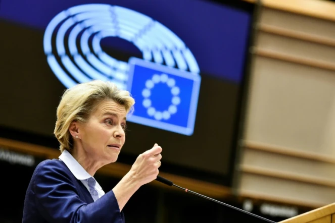 La présidente de la Commission européenne, Ursula von der Leyen devant le Parlement européen, à Bruxelles, le 16 décembre 2020
