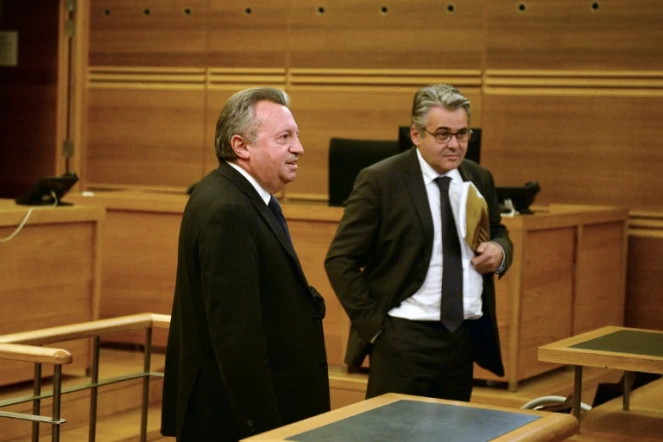 L'ex-président du conseil général des Bouches-du-Rhône Jean-Noël Guérini (g) et son ex-collaborateur Jean-David Ciot le 25 novembre 2015 au tribunal d'Aix-en-Provence