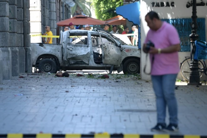 La voiture visée par un kamikaze sur l'avenue Bourguiba à Tunis, le 27 juin 2019