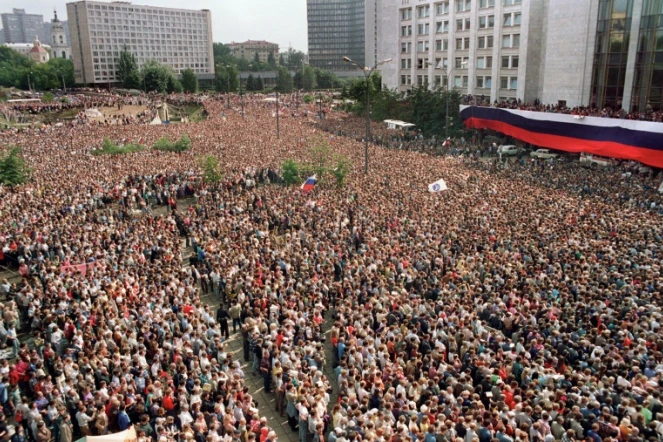 Des manifestants pro-démoctratie devant le parlement russe à Moscou pour s'opposer au putsch, le 22 août 1991 