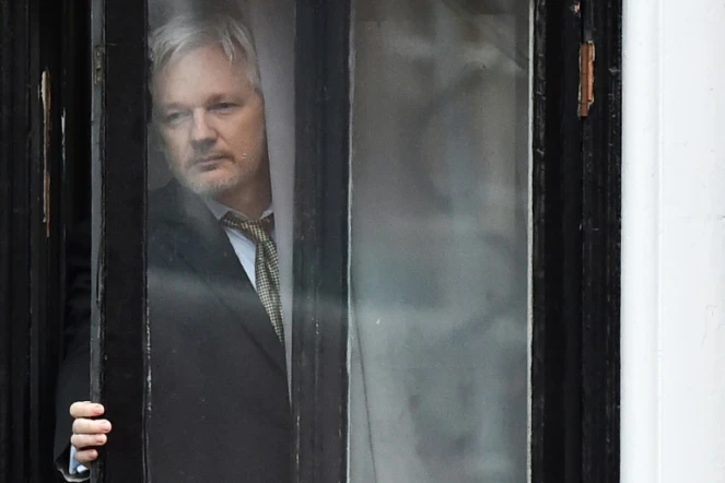 Le fondateur de WikiLeaks Julian Assange sort sur le balcon de l'ambassade d'Equateur à Londres pour parler à la presse, le 5 février 2016