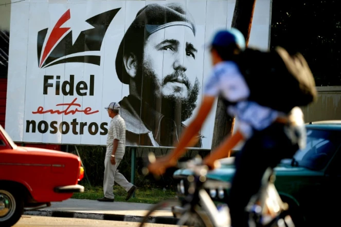 Un portrait géant de Fidel Castro jeune dans une rue de La Havane, le 24 novembre 2017 à Cuba