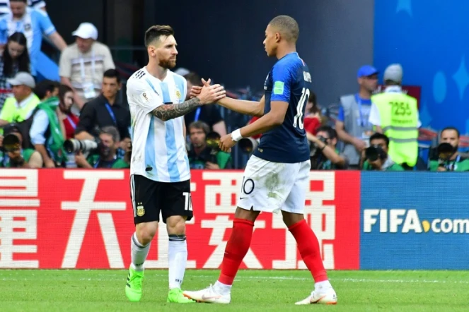 Le Français Kylian Mbappé (d) serre la main à l'Argentin Messi lors de la victoire de la France en 8e de finale du Mondial le 30 juin 2018