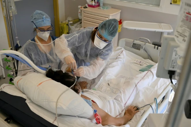 Des infirmières s'occupent d'un patient touché par le Covid-19 dans une unité de soins intensifs à l'hôpital de la Timone, à Marseille, le 5 janvier 2022