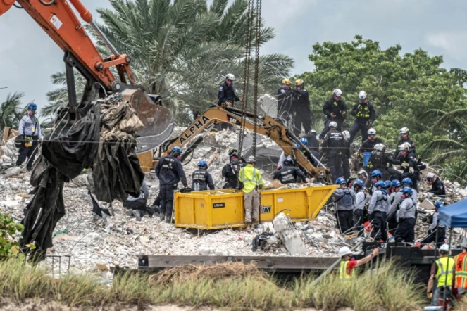 Des secouristes venus de tous les Etats-Unis, du Mexique et d'Israël s'affairent sur les décombres d'un immeuble effondré en Floride onze jours plus tôt, le 6 juillet 2021 