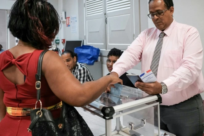 Dans un bureau de vote de Cayenne en Guyane, le 17 juin 2017
