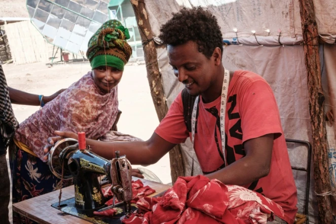 Le tailleur éthiopien Omar Ibrahim aide les réfugiés du camp d'Oum Raquba (Soudan), le 9 décembre 2020
