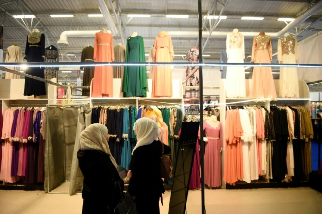 Deux femmes regardent les robes exposées au Salon de la foire musulmane du Bourget (Seine-Saint-Denis) le 13 mai 2016