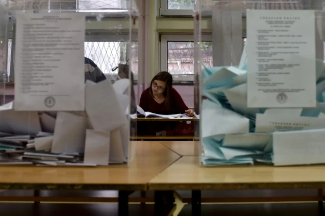 Des membres de la commission électorale serbe dans un bureau de vote de Belgrade, le 24 avril 2016