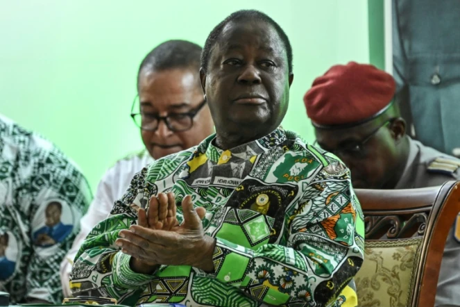 L'ancien président Henri Konan Bédié (c) participe à un congrès extraordinaire du Parti démocratique de Côte d'Ivoire (PDCI), le 30 mars 2023 à Abidjan