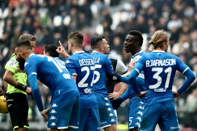 Plusieurs joueurs du club de football de Brescia dont Mario Balotelli (2e en partant de la droite) lors d'un match du championnat d'Italie face à la Juventus à Turin le 16 février 2020. 