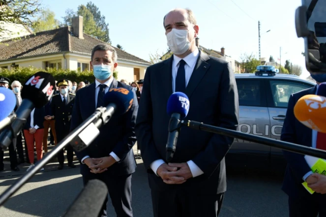 Le Premier ministre Jean Castex et le ministre de l'Intérieur Gérald Darmanin (g) font une déclaration aux médias près du commissariat de Rambouillet où une fonctionnaire de police a été tuée, le 23 avril 2021