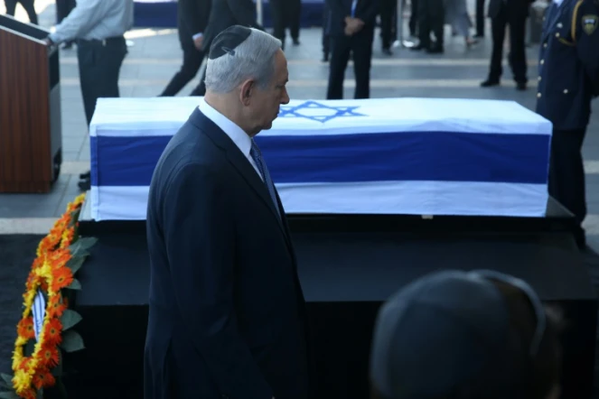 Le Premier ministre israélien Benjamin Netanyahu devant le cercueil de Shimon Peres le 29 septembre 2016 à Jérusalem 