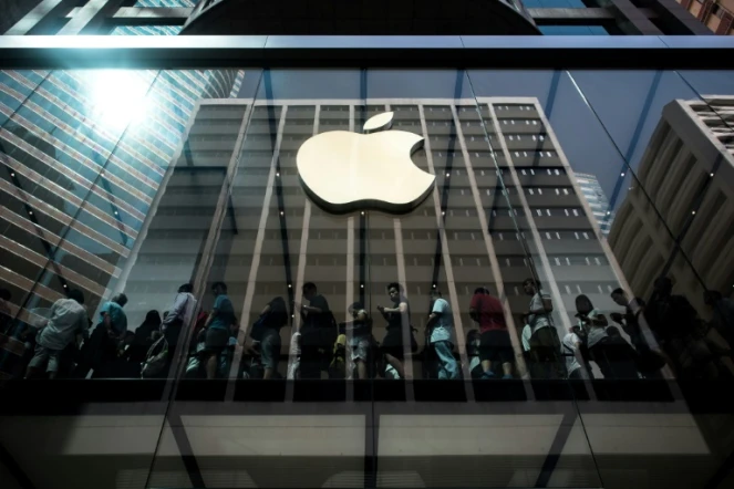 Des acheteurs font la queue à l'intérieur d'une boutique Apple à l'occasion du lancement des nouveaux iPhone 6 à Hong Kong, le 25 septembre 2015