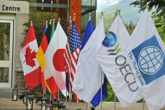 Rangée de drapeaux au sommet du G7 Finances à Whistler (Canada)