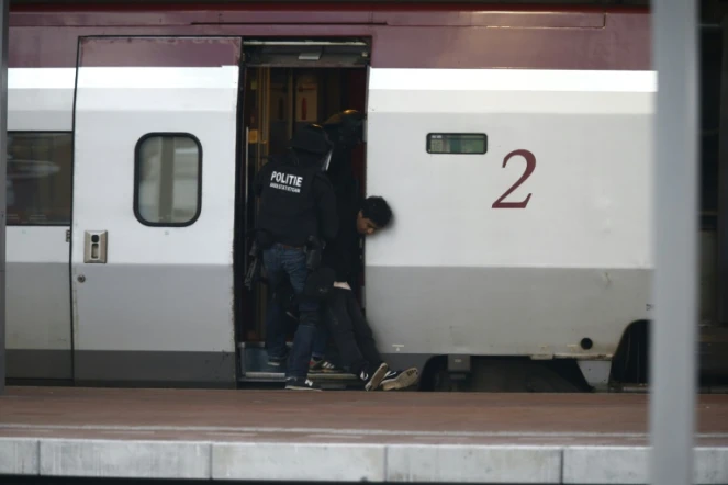 Des policiers arrêtent un homme qui s'était enfermé dans les toilettes d'un Thalys en gare de Rotterdam, le 18 septembre 2015 aux Pays-Bas