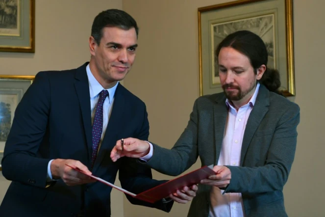 Le Premier ministre espagnol Pedro Sanchez et le leader de Podemos Pablo Iglesias signent un accord de pour former un gouvernement à Madrid le 12 novembre 2019 