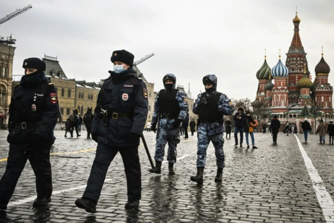 Des policiers et membres des forces anti-émeute russes sur la place Rouge le 25 janvier 2021

