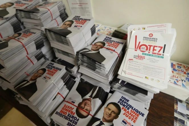 Des tracts électoraux pour la primaire du PS et pour le candidat Manuel Valls, le 11 janvier 2017 à Paris
