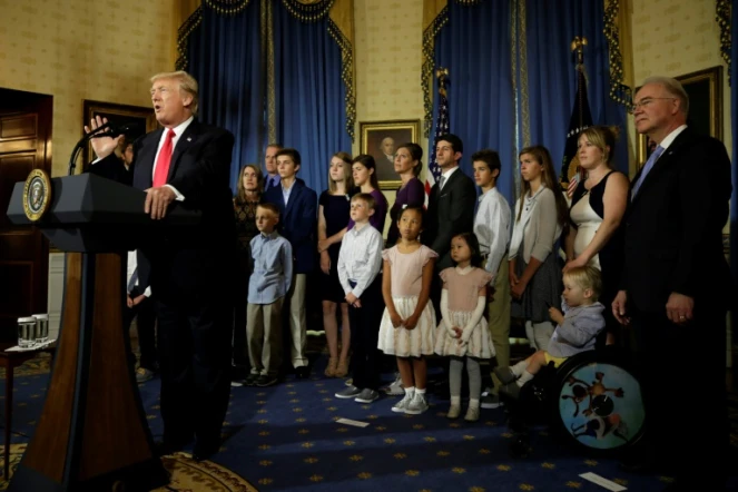 Le président américain Donald Trump s'exprime sur la réforme de la santé entouré de prétendues "victimes d'Obamacare", à la Maison Blanche à Washington le 24 juillet 2017