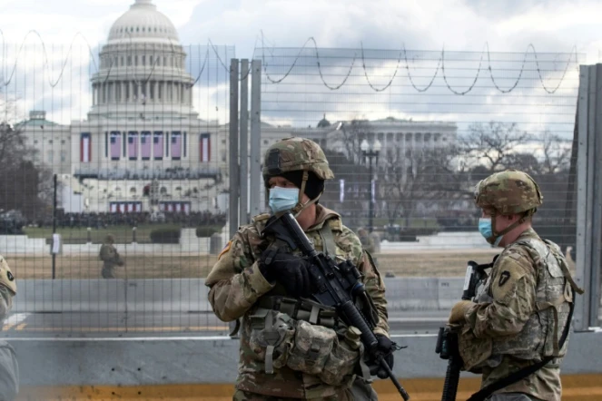 Des troupes de la Garde nationale américaine devant le Capitole de Washington, le 20 janvier 2021